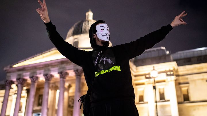 V - значит вендетта - фантастический фильм по мотивам исторического события и странного праздника