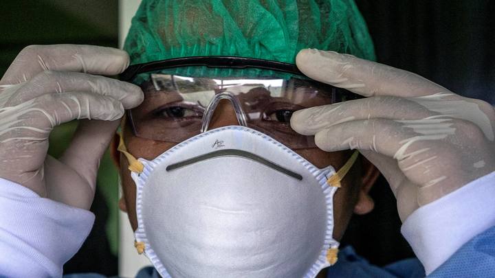 Много гнилых масок: Французским медикам выдали средства защиты с плесенью и грязью