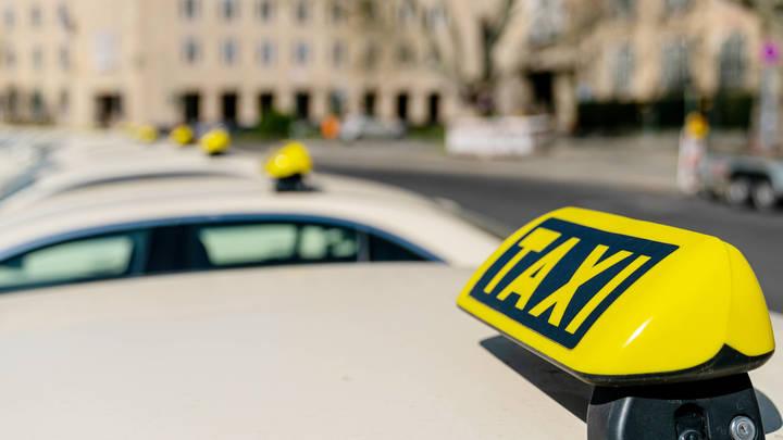 Убившего пассажира такси из-за непристойного жеста мужчину арестовали в Новосибирске