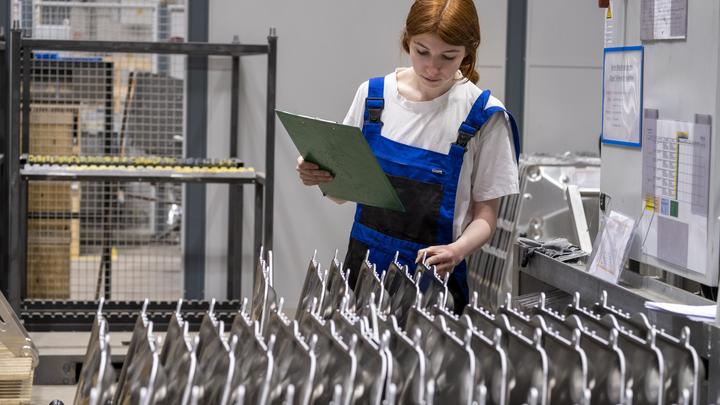 Женщин допустят к новым профессиям: Минтруд подготовил приказ