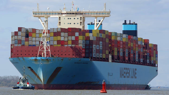В судно Maersk в Красном море попала ракета хуситов, ВМС США сбили ещё две