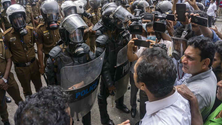 Шри-Ланка: демонстранты штурмуют президентуру  – правительство уходит в отставку
