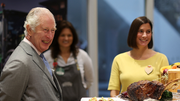 Эта страна построена на крови рабов!: Короля Карла III забросали яйцами в Йорке