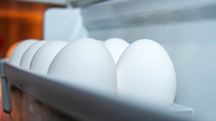 Мыть или не мыть? Эксперт разрушила сразу два мифа о приготовлении яиц