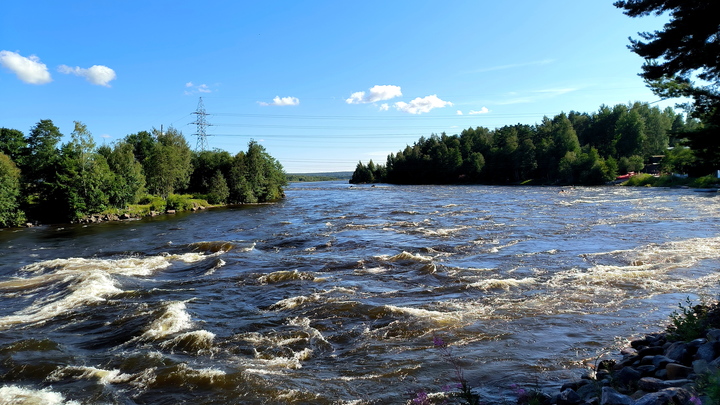 В Новосибирске машина наполовину затонула в реке Тула