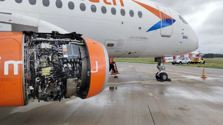 Росавиация о ЧП с Superjet 100: у самолета отделился капот правого двигателя