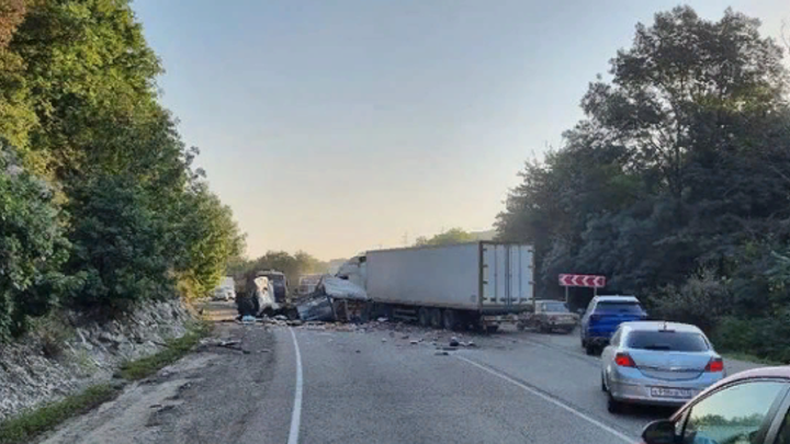 Из-за жёсткой аварии на трассе Краснодар-Верхнебаканский ограничили проезд