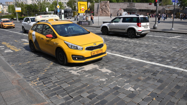 Драка таксиста с пассажиром в машине попала на видео: Столкнулись с грузовиком