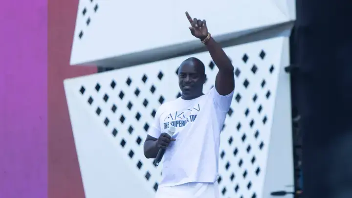 Адреналин, музыка и... потное полотенце: в Сочи фанатки Akon устроили битву за трофей