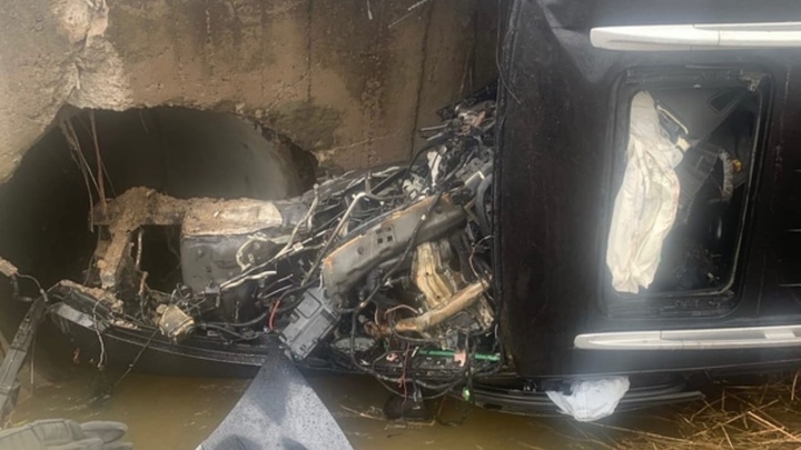 Водитель Porsche врезался на скорости в бетонный мост у Московского шоссе и погиб