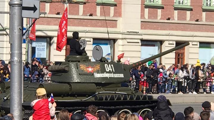 Мэр Новосибирска опроверг повреждение асфальта военной техникой во время Парада Победы