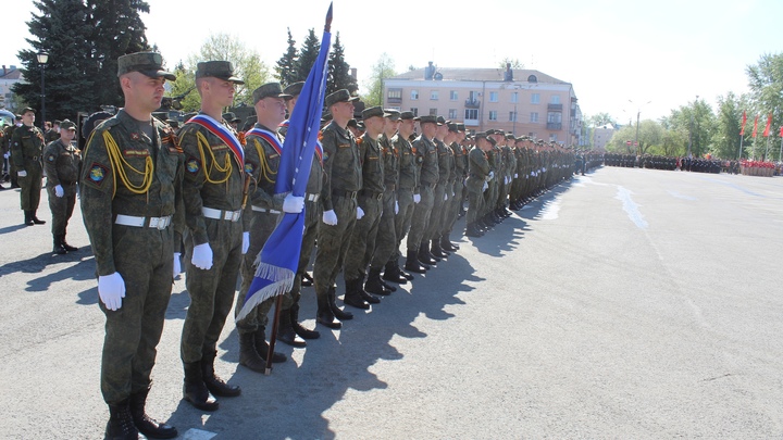 В Тольятти на Площади Свободы прошел торжественный марш
