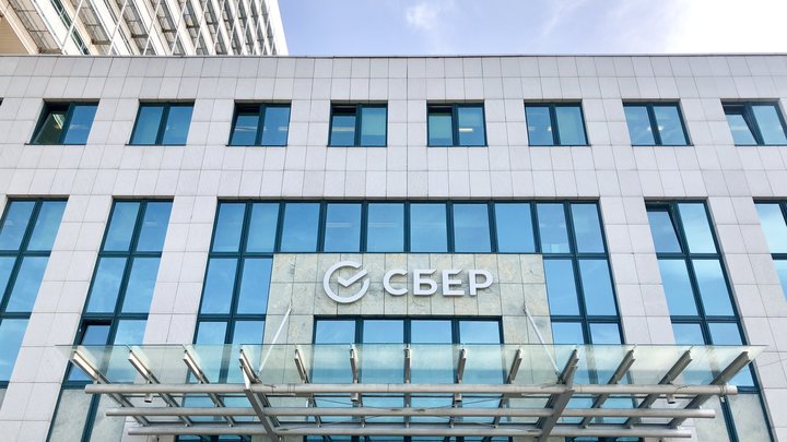 Может, у Грефа что-то личное против русских?: России Сбер помогает в 10 раз дороже, чем Чехии