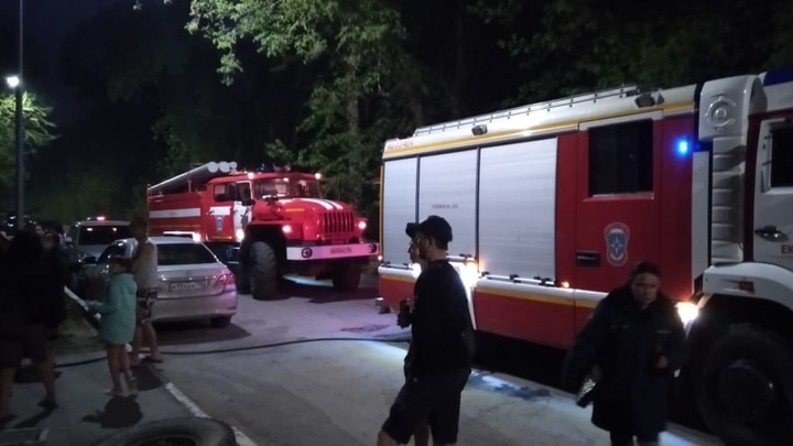 40 человек эвакуировались из горящего общежития в Екатеринбурге