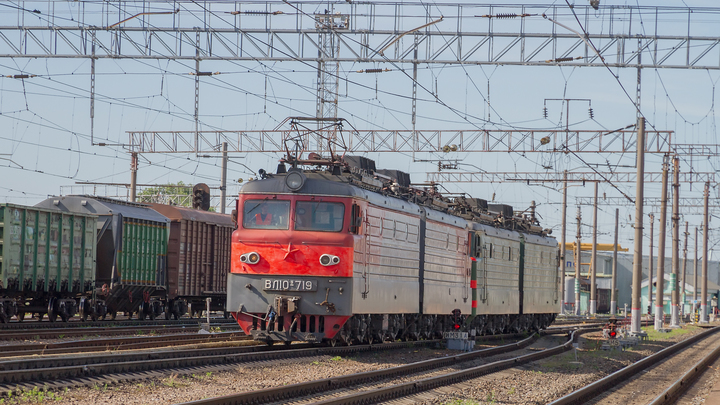 Врачи спасают екатеринбуржца, забравшегося на вагон поезда и получившего удар током