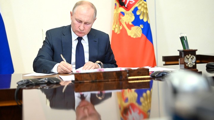 Путин отметил вклад 250 медиков в борьбу с коронавирусом, восемь врачей получили награды посмертно