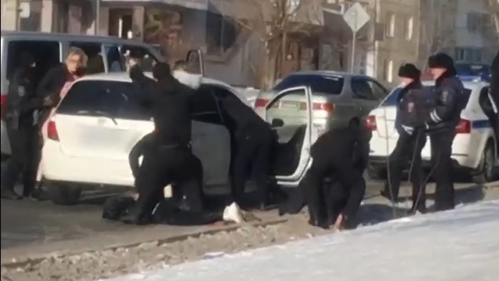 На читинской улице среди бела дня скрутили наркоторговцев в юбках