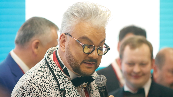 Известна причина, по которой Киркоров отхлестал человека букетом роз прямо во время концерта