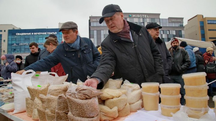 В Новосибирске около ГУМа прошла общегородская универсальная ярмарка