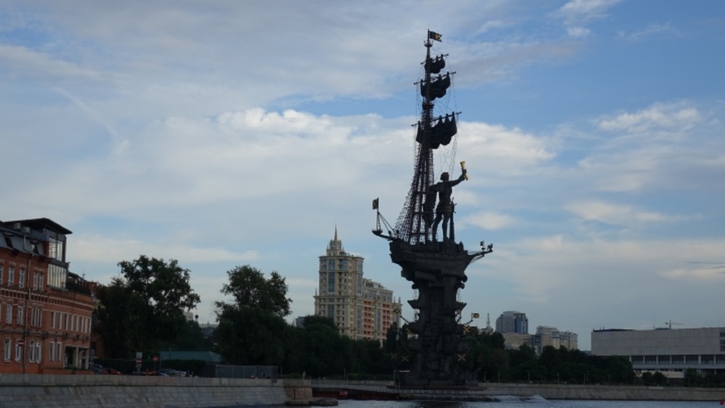 Памятник петру 1 в москве созданный по проекту скульптора зураба церетели огэ