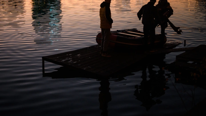 После пересечения границы на лодке со швабрами под Петербургом проходят обыски
