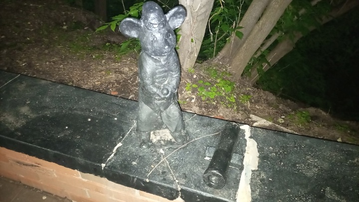 Вандалы испортили арт-объект с мышами на Почаинском бульваре