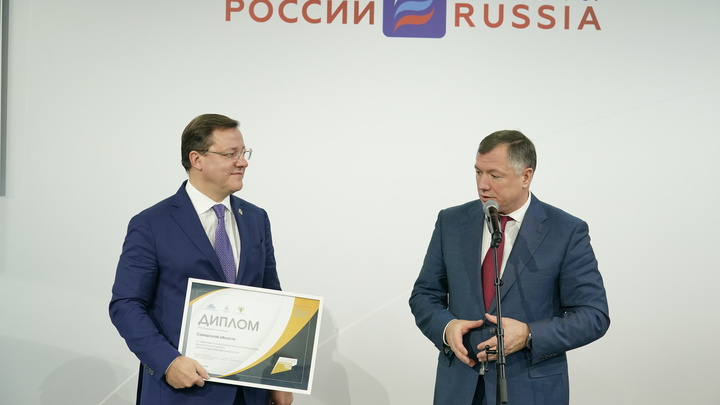Марат Хуснуллин вручил Дмитрию Азарову награду за достижения в реализации дорожного нацпроекта