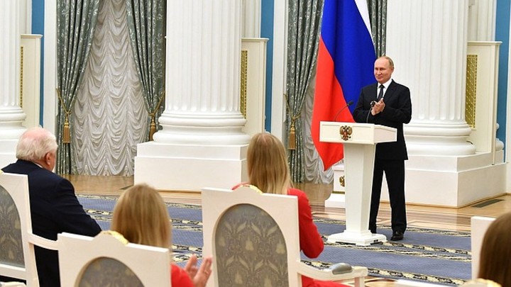 Новосибирская саблистка София Позднякова получила орден от Владимира Путина