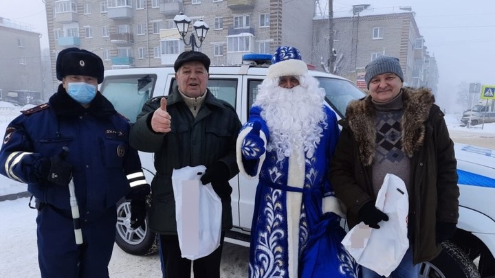 В Камешкове инспекторы ГИБДД дежурили вместе с полицейским Дедом Морозом