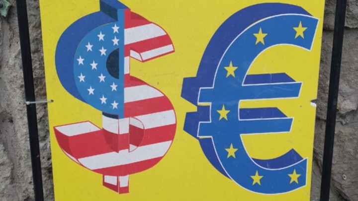 Санкции не действуют. Курс доллара упал ниже 80 рублей