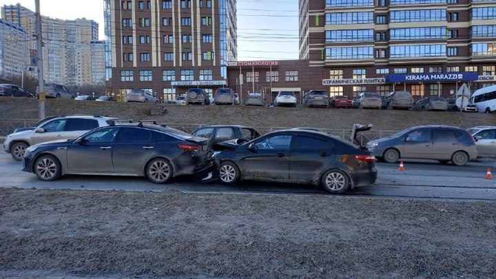 Женщина и младенец пострадали в массовом ДТП в Новосибирске