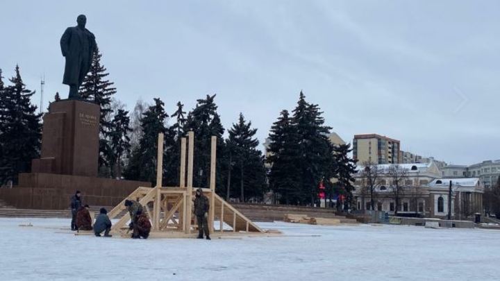 Когда откроется новогодний городок на площади Революции в Челябинске, сказали в мэрии