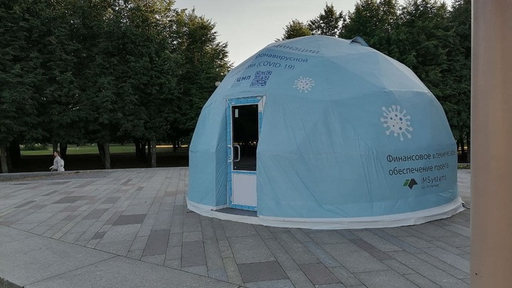 В Петербурге открыли первый уличный шатер для вакцинации от коронавируса