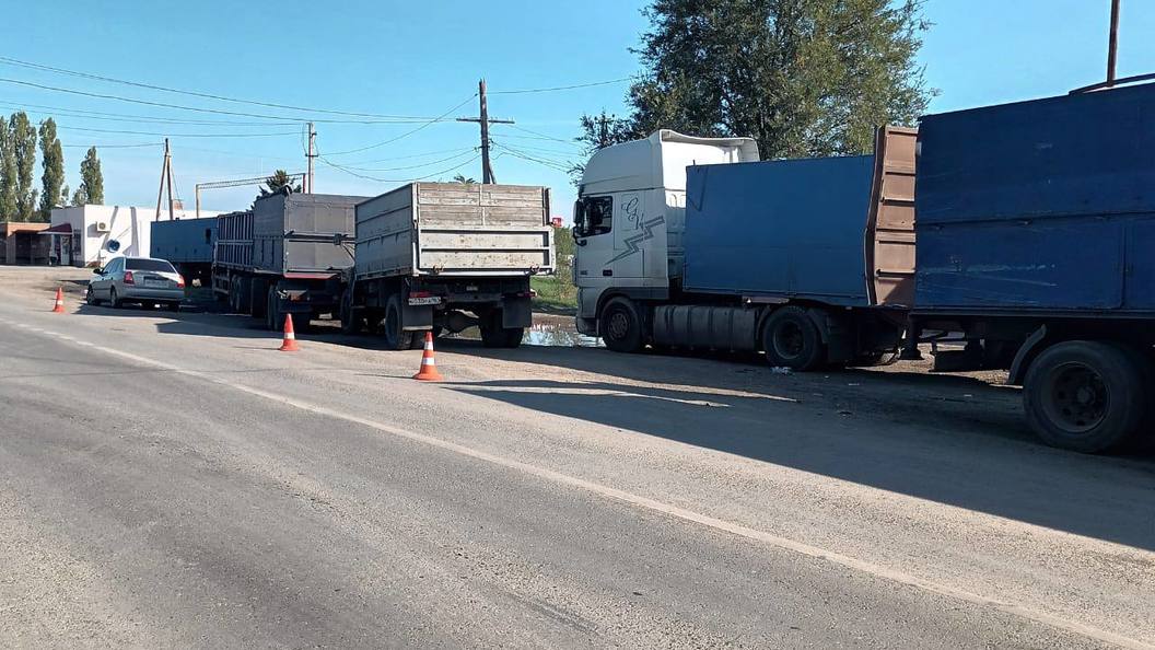 Ростовская обл водители. Машины большегрузы. Фура перевозящая ГАЗ. Водитель большегруза протаранил много машин.