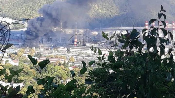 Железнодорожные шпалы загорелись в Туапсе на улице Набережной