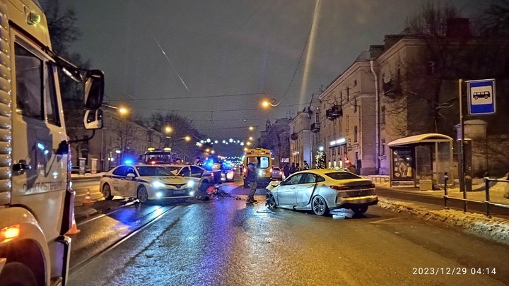 В Петербурге инспектор ДПС получил травму при аварии: автомобиль полиции врезался в такси