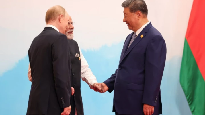 Мощный сигнал Вашингтону: Объятья Путина, Си и Моди стали ответом Трампу – WSJ