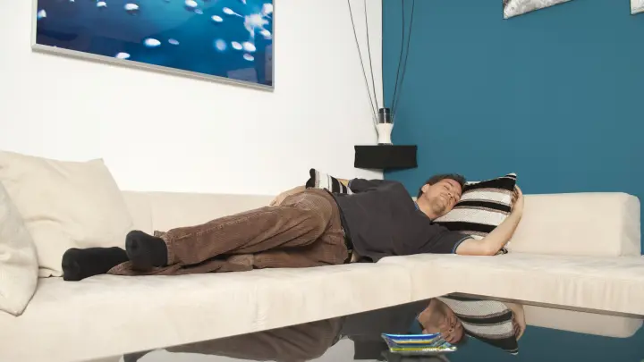 Зумеры - против, пенсионеры - за: В России подсчитали, сколько людей одобряют налог на тунеядство