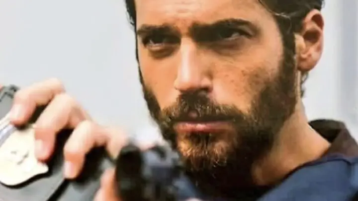 Турецкую звезду Джана Ямана задерживали десятки полицейских с собаками