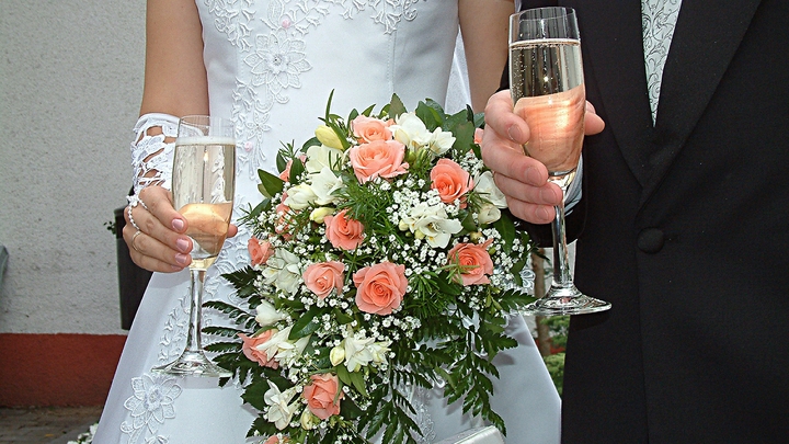 В Якутии приглашённый на свадьбу полицейский украл подаренный конверт с деньгами