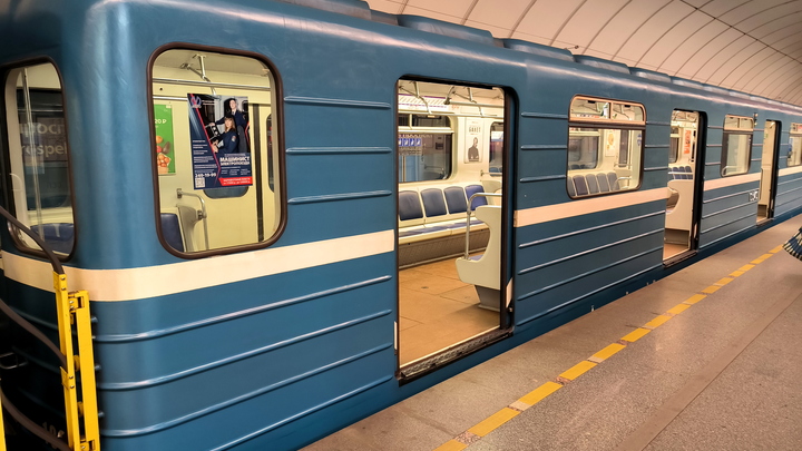 Переборщили с креативом: в петербургском метро задержали группу полуголой молодёжи