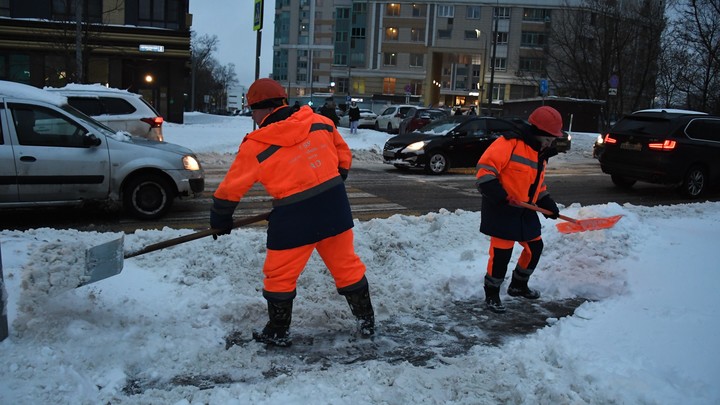 Екатеринбургские коммунальщики объяснили, почему отказались от реагентов и посыпают дороги песком