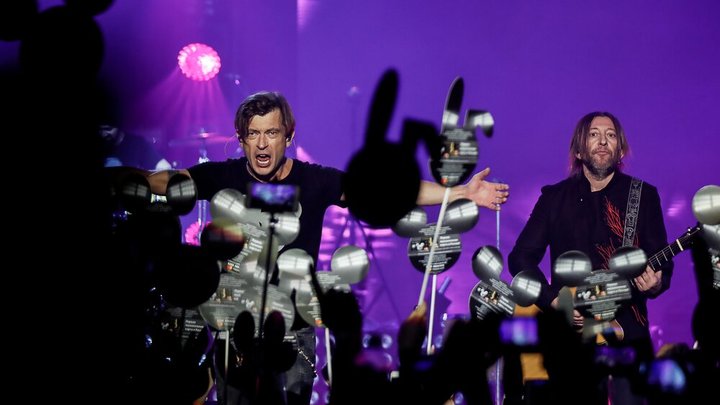 Молдавская группа Би-2 - музыканты получили от Санду новые паспорта