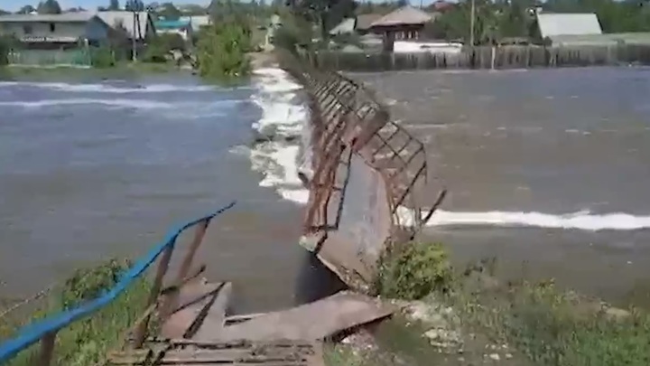 Падение моста в Верхней Салде во время потопа попало на видео