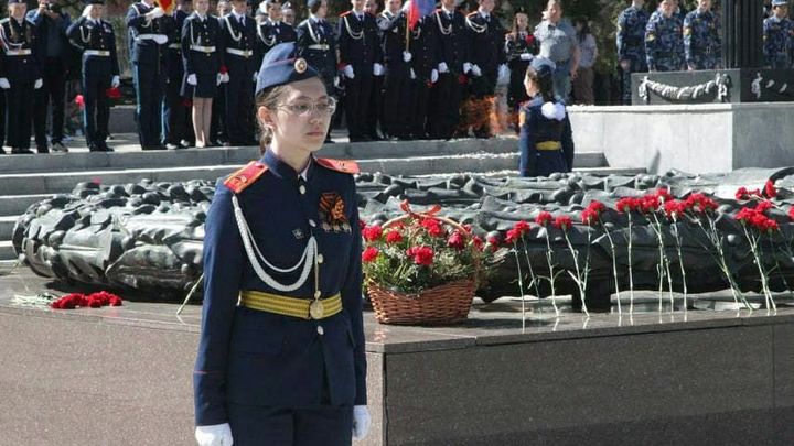 В Челябинске школьники и студенты торжественно открыли Вахту памяти возле Вечного огня
