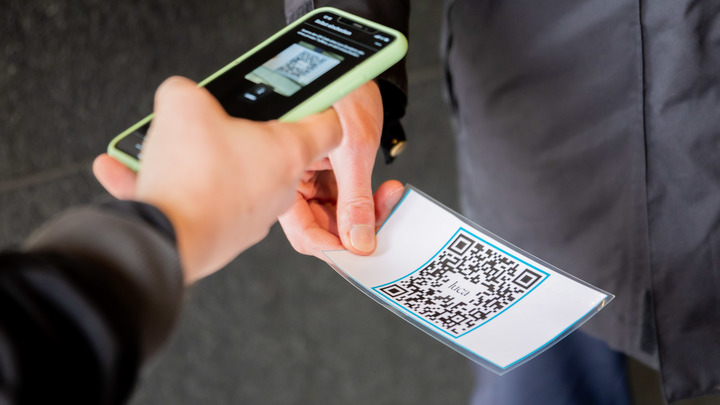 Свердловские силовики проверили, как сотрудники ТЦ проверяют QR-коды у посетителей