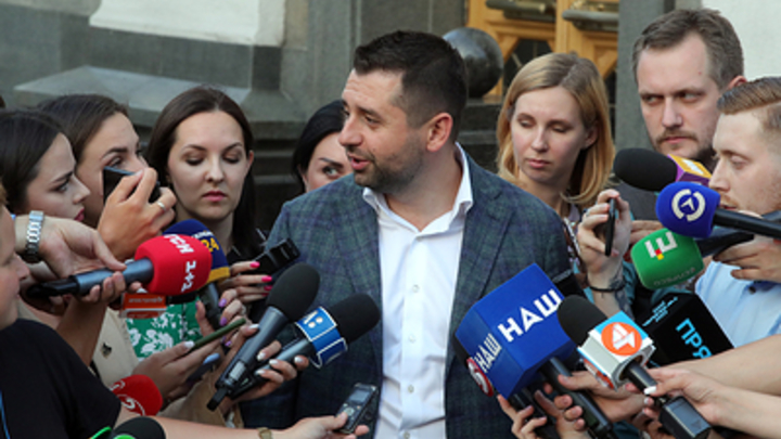 Инсайдер: Партию Слуга народа ликвидируют после скандала с депутатом-безопасником на Мальдивах