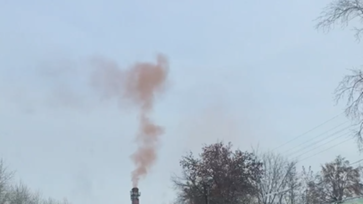 Жители Миасса жалуются на кашель и химический осадок из-за цветных выбросов