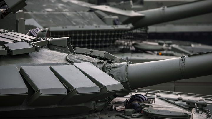 Иран начал переброску военной техники к границам Азербайджана из-за событий в Карабахе