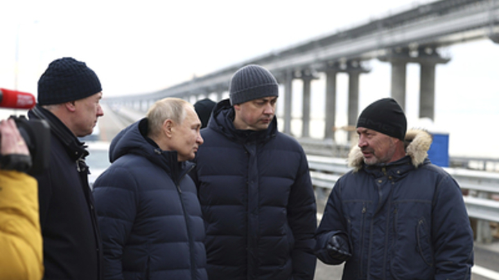 Путин рулит: Читатели Le Figaro оценили поездку президента по Крымскому мосту
